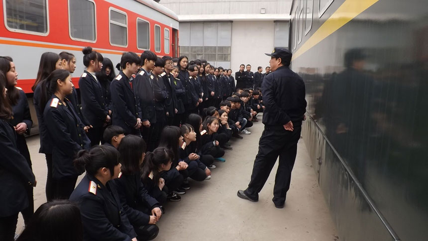 运输专业学生开始实地接触铁路